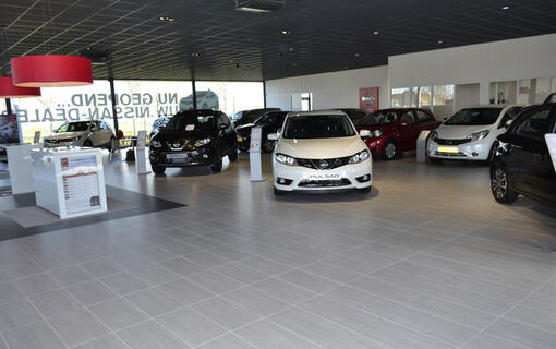 Showroomvloer bij Nissan-dealer